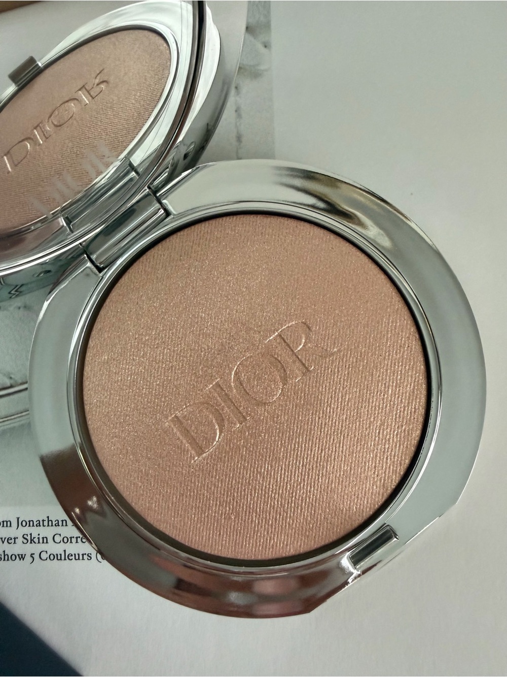 Dior White Daisy Compact with Yellow Centers - Picture 4 of 7